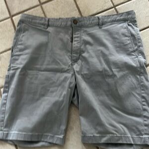 Tommy Bahama men’s shorts in a light blue EUC